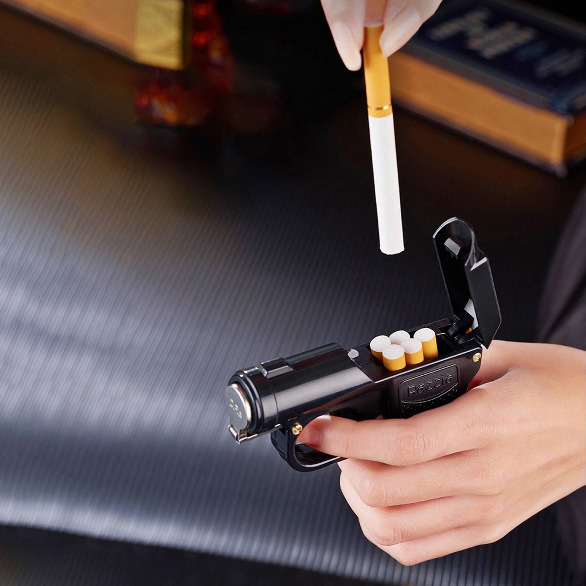 Bật lửa hình súng dùng xăng đá kiêm hộp thuốc (để được 6 điếu thuốc) - Ảnh 2