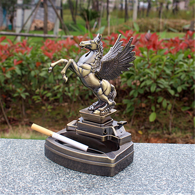 Gạt tàn thuốc có bật lữa hình ngựa