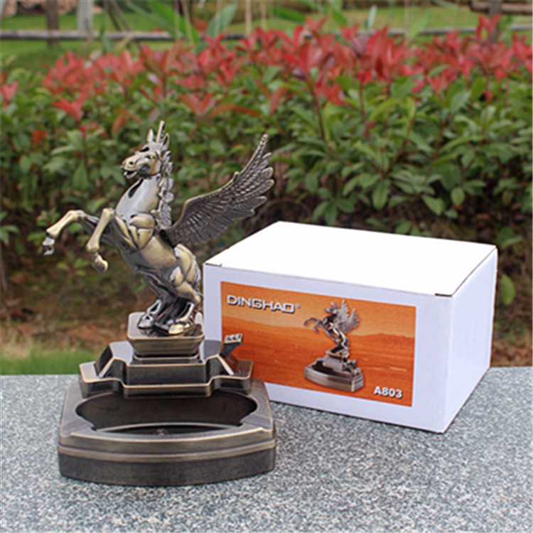 Gạt tàn thuốc có bật lữa hình ngựa