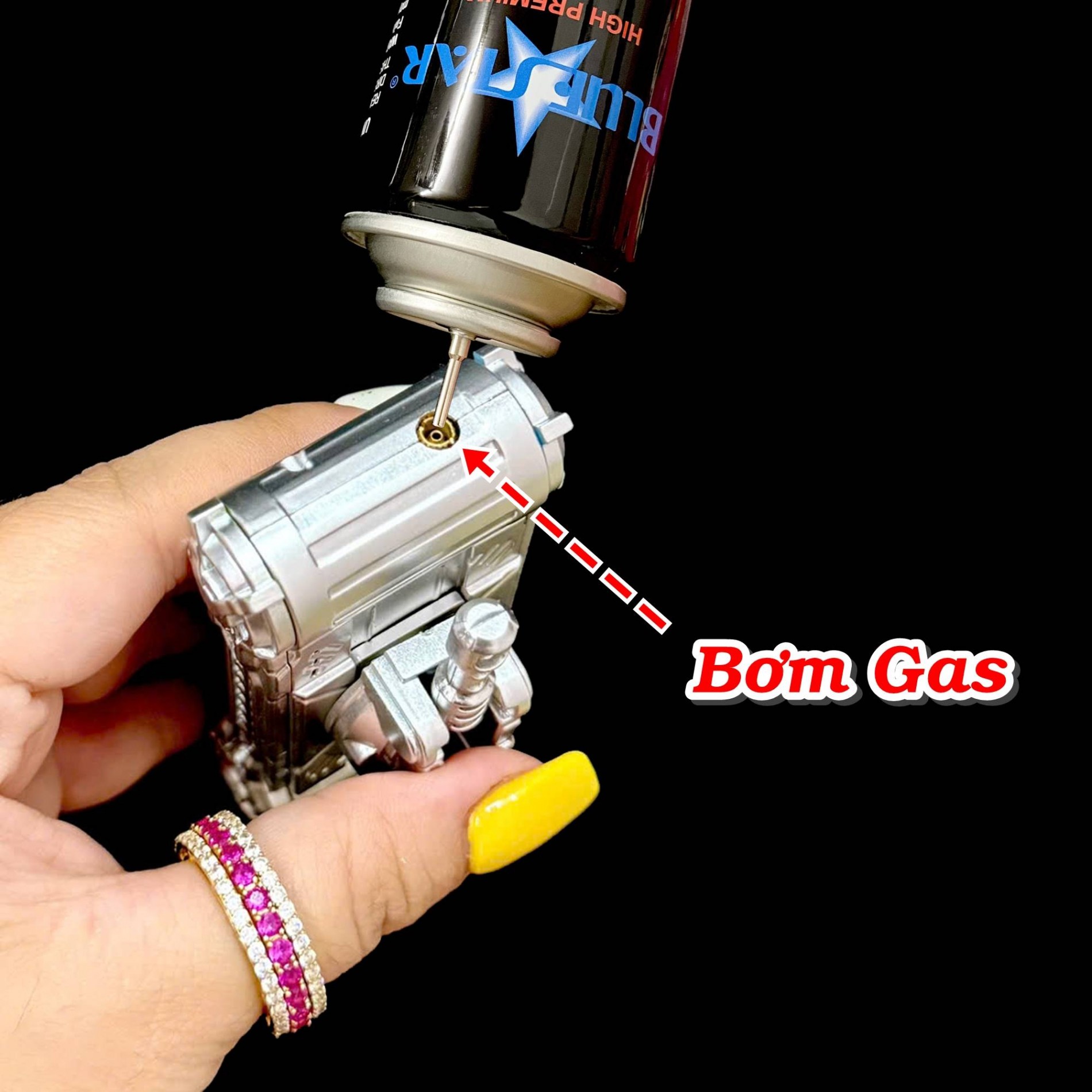 Bật lửa hình xe tăng có đèn nhấp nháy xài gas